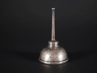 Vente aux enchères Burette à huile en argent étranger. Signée. M.O : Tiffany   Co. Poids.