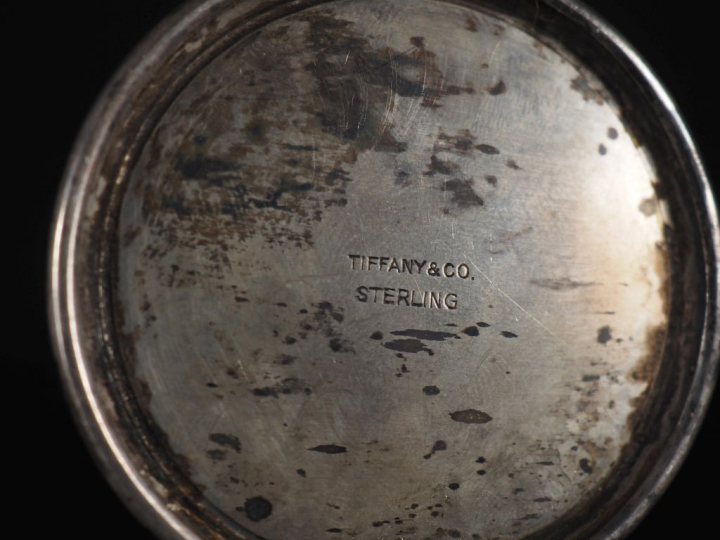 Burette à huile en argent étranger. Signée. M.O : Tiffany   Co. Poids.