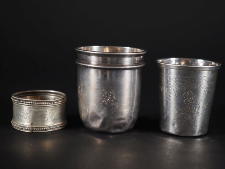 Deux différentes timbales en argent 925, l'une ciselée à décor de fleu