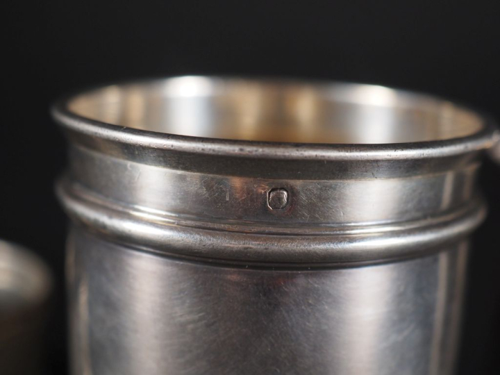 Deux différentes timbales en argent 925, l'une ciselée à décor de fleu