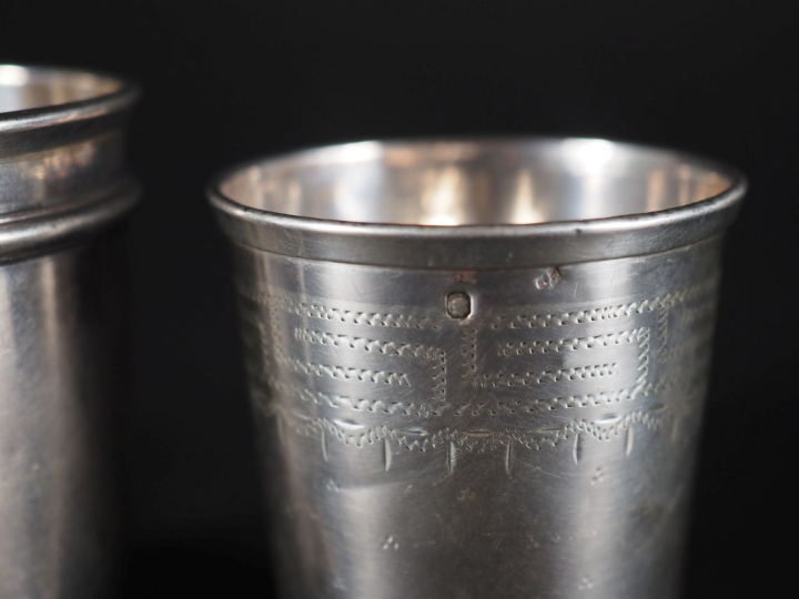 Deux différentes timbales en argent 925, l'une ciselée à décor de fleu