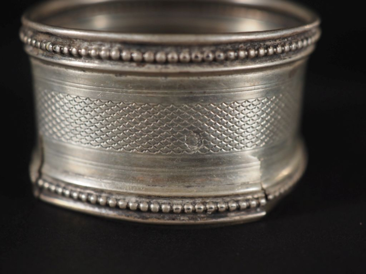 Deux différentes timbales en argent 925, l'une ciselée à décor de fleu