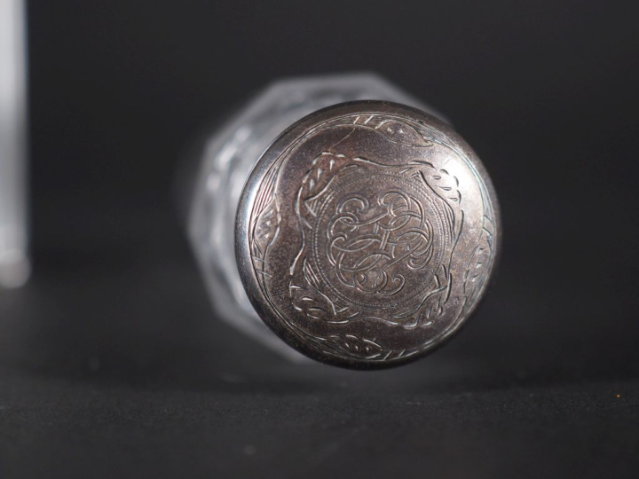 Flacon à pans coupés monture et bouchon argent poinçon Minerve, chiffr