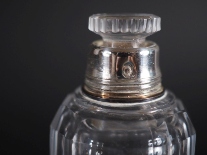 Flacon à pans coupés monture et bouchon argent poinçon Minerve, chiffr