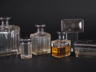 Vente aux enchères Garniture de toilette en cristal à pans coupés, monture en argent 925,