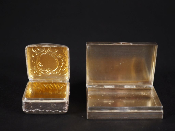 Boite à pilules en argent 925, de style Louis XV à décor de rocaille e