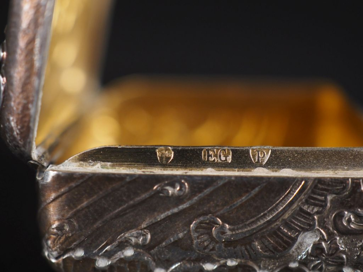 Boite à pilules en argent 925, de style Louis XV à décor de rocaille e