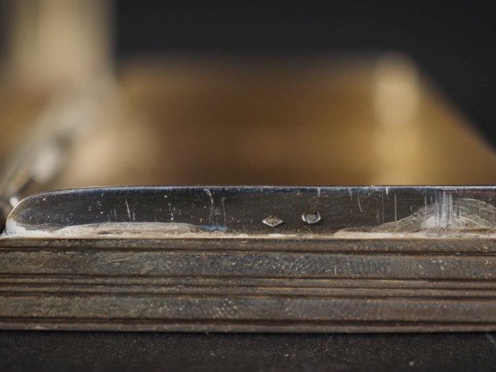 Boite à pilules en argent 925, de style Louis XV à décor de rocaille e