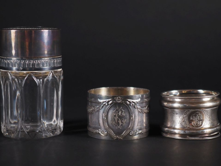 Flacon en cristal à décor de motifs géométriques, couvercle en argent 