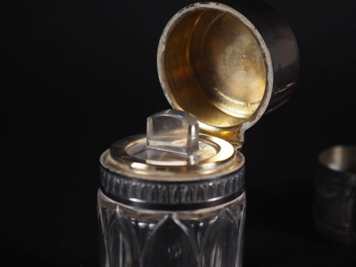 Flacon en cristal à décor de motifs géométriques, couvercle en argent 