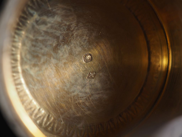 Flacon en cristal à décor de motifs géométriques, couvercle en argent 