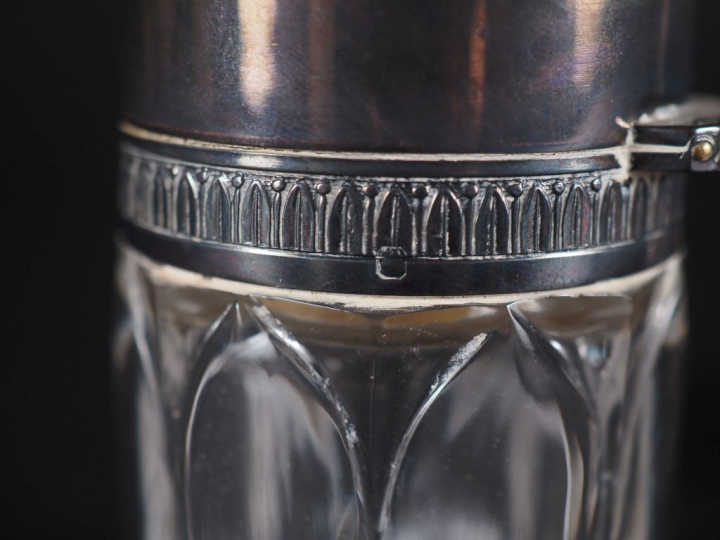 Flacon en cristal à décor de motifs géométriques, couvercle en argent 