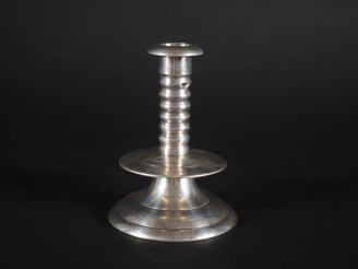 Vente aux enchères Bougeoir de toilette en argent anglais de style moderniste, fût annelé