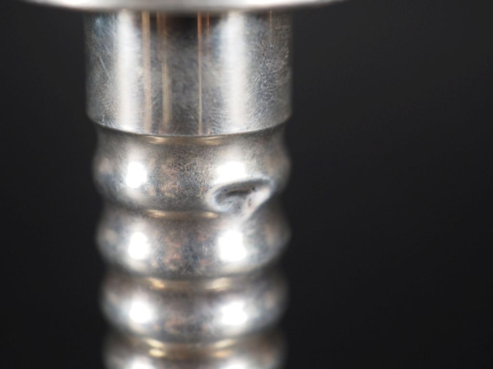 Bougeoir de toilette en argent anglais de style moderniste, fût annelé