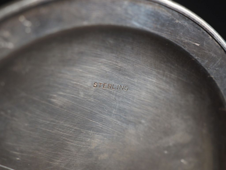 Bougeoir de toilette en argent anglais de style moderniste, fût annelé