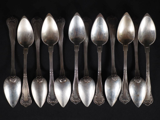 Vente aux enchères 12 petites cuillères en argent 925 de style Louis XVI à décor de rince