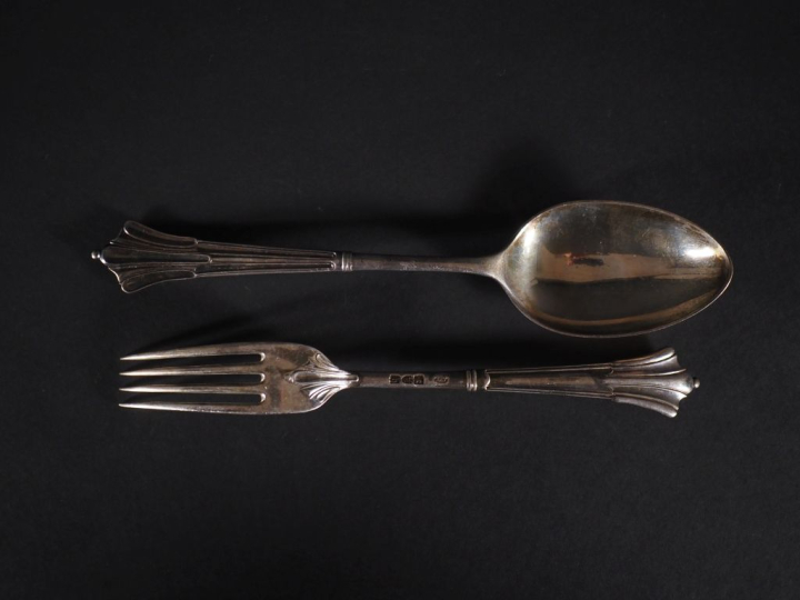 Partie de ménagère en argent anglais 925 à décor de coquille comprenan