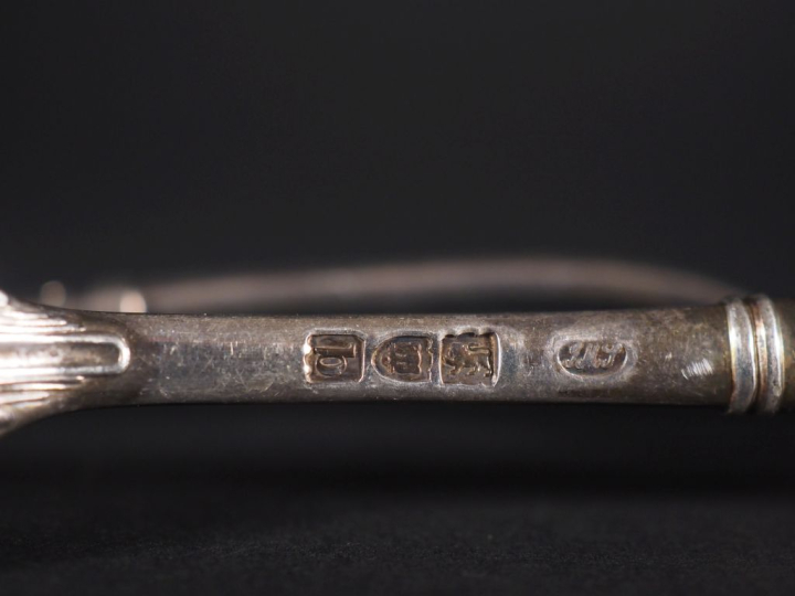 Partie de ménagère en argent anglais 925 à décor de coquille comprenan