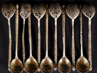 Vente aux enchères 10 petites cuillères en argent niellé étranger, à décor de rinceaux fe