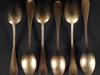 Vente aux enchères 6 petites cuillères en vermeil, à décor ciselé de semis de fleurettes,