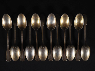 Vente aux enchères 12 petites cuillères en argent 925, à décor de tiges enrubannées Poinç
