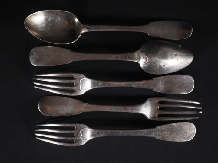 Un couvert et deux fourchettes en argent 925, modèle uniplat Poinçon M