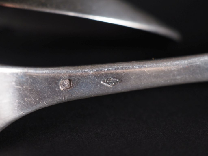 Un couvert et deux fourchettes en argent 925, modèle uniplat Poinçon M