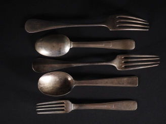 Vente aux enchères Paire de fourchettes et paire de cuillères en argent 925, ornées d'ini