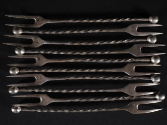 Vente aux enchères 10 fourchettes à escargot en argent étranger 800 millièmes, manche tor