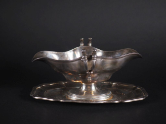 Vente aux enchères Saucière sur son plateau en argent 925, de style Louis XVI, ornée d'in