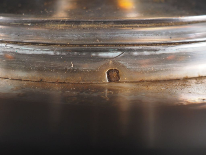 Saucière sur son plateau en argent 925, de style Louis XVI, ornée d'in