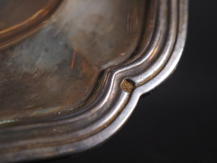 Saucière sur son plateau en argent 925, de style Louis XVI, ornée d'in