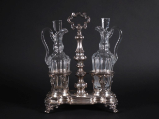 Vente aux enchères Huilier/vinaigrier en argent 925, de style Louis XV, à décor rocaille 