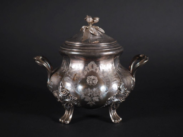 Sucrier en argent 925, de style Louis XV à décor godronné et ciselé de