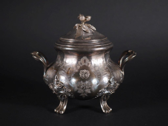 Vente aux enchères Sucrier en argent 925, de style Louis XV à décor godronné et ciselé de