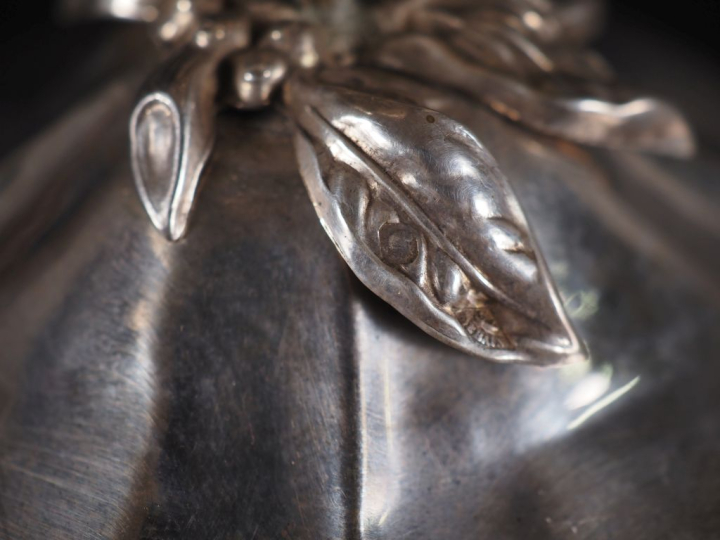 Sucrier en argent 925, de style Louis XV à décor godronné et ciselé de