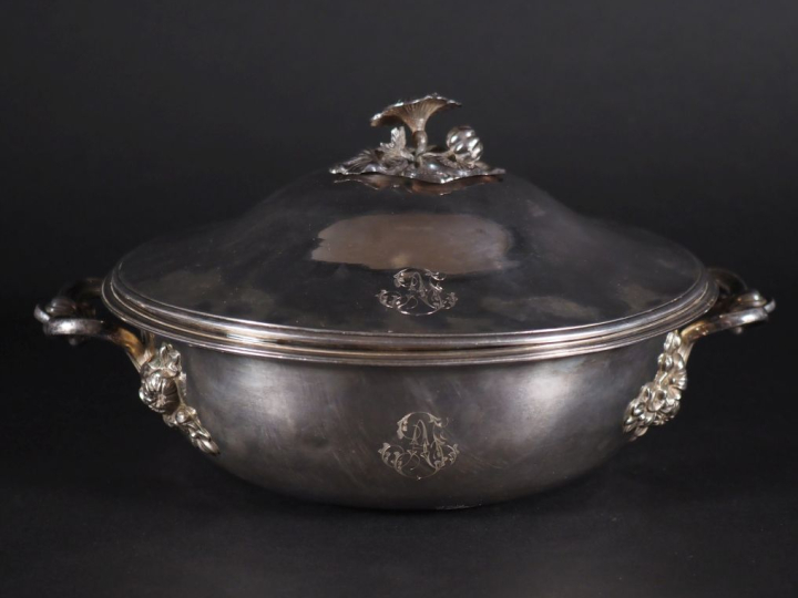 Légumier en argent 925, à décor de fleurs et orné d'initiales Poinçon 