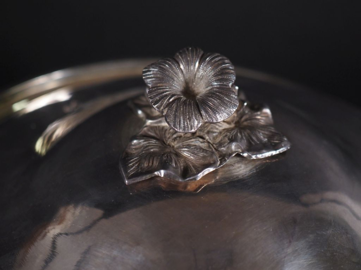 Légumier en argent 925, à décor de fleurs et orné d'initiales Poinçon 