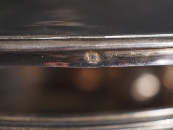 Légumier en argent 925, à décor de fleurs et orné d'initiales Poinçon 