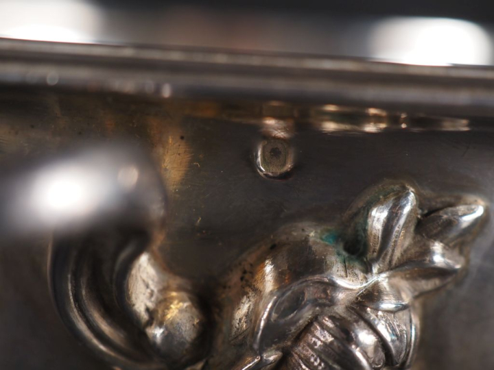 Légumier en argent 925, à décor de fleurs et orné d'initiales Poinçon 