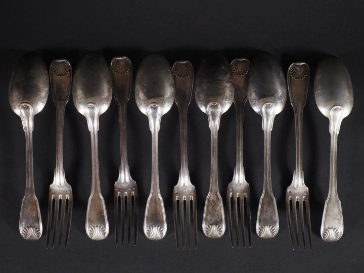 5 couverts et une cuillère en argent 925, modèle à coquille Poinçon Mi