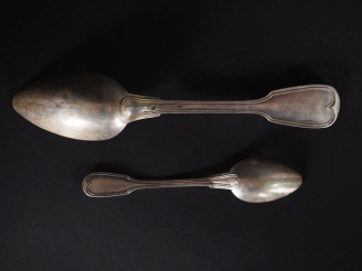Vente aux enchères Cuillère à servir et petite cuillère en argent 925 modèle à filet. Poi
