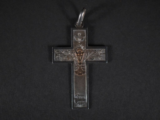 Vente aux enchères Croix en argent à décor gravé  Poids : 7 g   