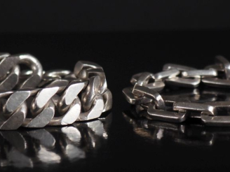 Vente aux enchères 2 gourmettes d'homme en argent Poids : 225 g   