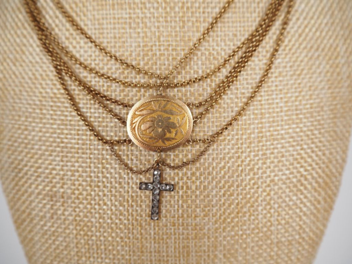 Collier draperie cinq rangs en or 750 orné en son centre d'un médaillo