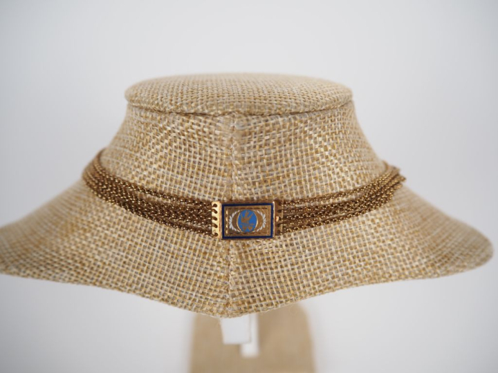 Collier draperie cinq rangs en or 750 orné en son centre d'un médaillo