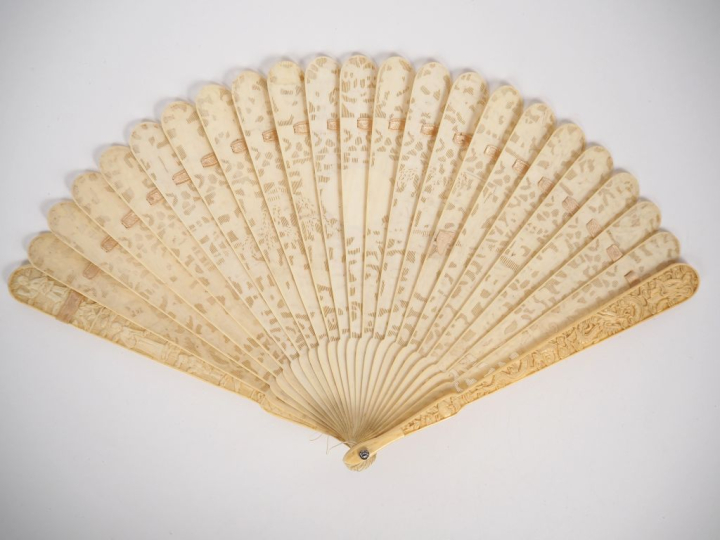 Eventail à feuilles brisées XIXème. Chine. Ivoire sculpté et repercé. 