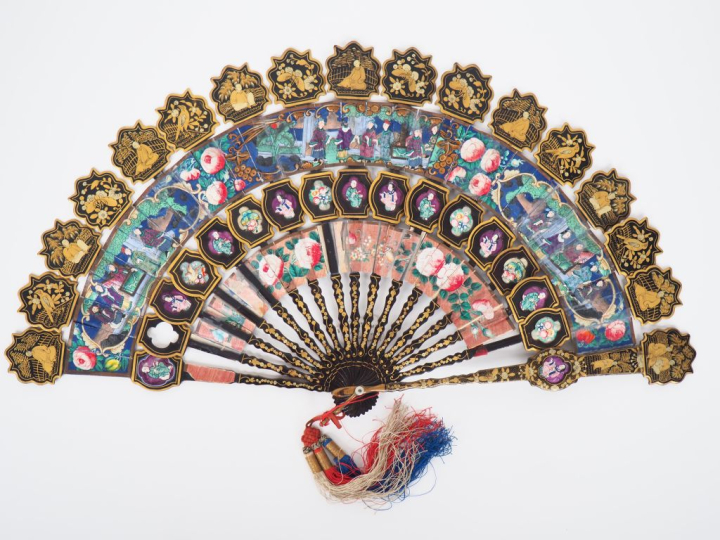 Eventail Chine XIXème.en bois laqué peint et réhaussé d'or. 17 brins. 