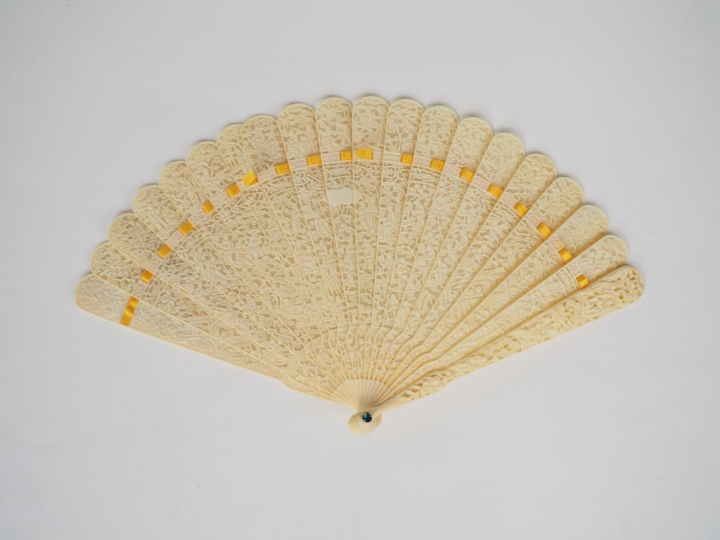 Eventail Chine XIXème à feuilles brisées en ivoire de Canton gravé et 