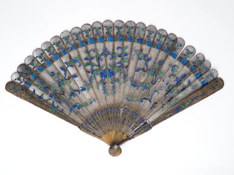 Vente aux enchères Eventail XIXème Chine à feuilles brisées. 25 brins, métal ajouré, émai